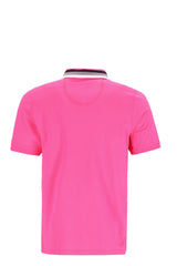 Neonpinkes Poloshirt mit gestreiftem Kragen und Manschetten, aus Baumwolle.