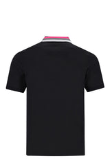 Schwarzes Poloshirt mit rosa und weißem Kragen, kurze Ärmel, Baumwollmaterial.
