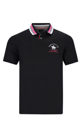 Schwarzes Poloshirt mit rosa-weiß gestreiftem Kragen und gesticktem Logo auf der Brust.
