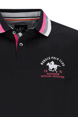 Schwarzes Poloshirt mit rosa-weiß gestreiftem Kragen und Monaco-Polo-Club-Logo.