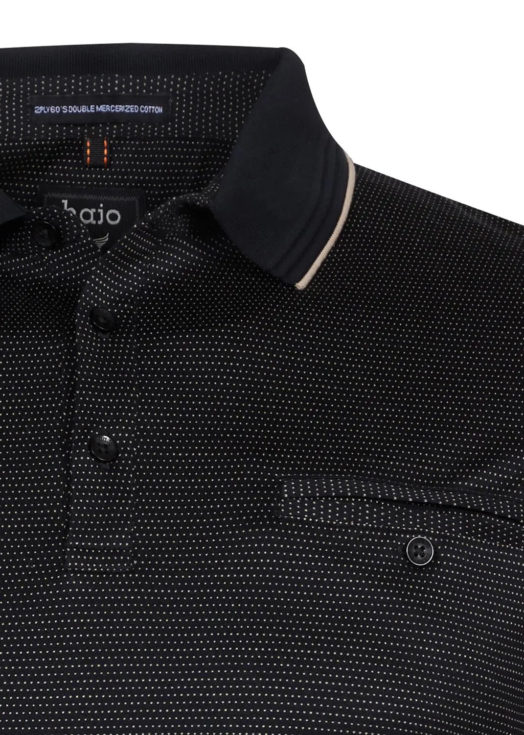 Schwarzes Poloshirt mit weißer Spitze und kleinem Muster, aus Baumwolle.