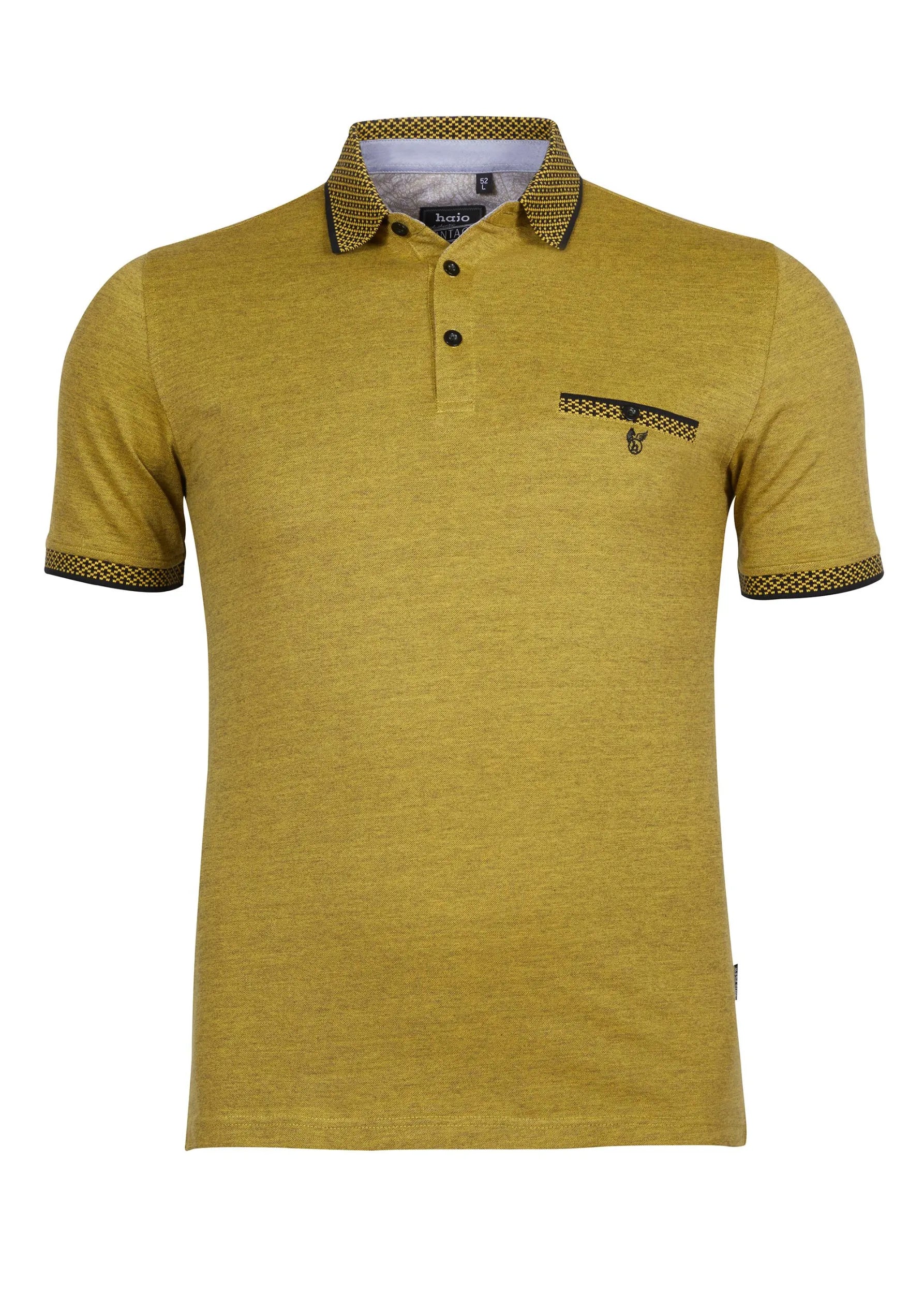 Senfgelbes Poloshirt mit schwarz-weißem Muster, kurzen Ärmeln, Button-Down-Kragen, Taschen.