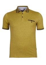 Senfgelbes Poloshirt mit schwarz-weißem Muster, kurzen Ärmeln, Button-Down-Kragen, Taschen.