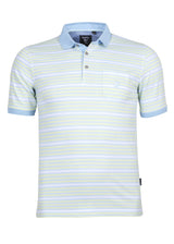 Hellblau-weiß gestreiftes Poloshirt mit Kragen, kurzen Ärmeln und kontrastierender Spitze.