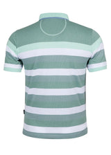 Grün und weiß gestreiftes Poloshirt mit kurzen Ärmeln.