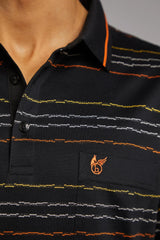 Schwarzes Poloshirt mit mehrfarbigen Streifen und orangefarbenem Besatz, mit einem Logo auf der Brust.