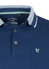 Marineblaues Poloshirt mit weißem und grünem Besatz, Button-Down-Kragen, strukturierter Stoff, Etikett ’quality authentic’.