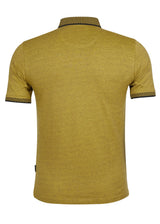 Senfgelbes Poloshirt mit schwarzem und goldenem Besatz, strukturierter Stoff.