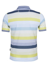 Gestreiftes Poloshirt mit marineblauen, gelben und weißen Streifen auf hellem Grund.