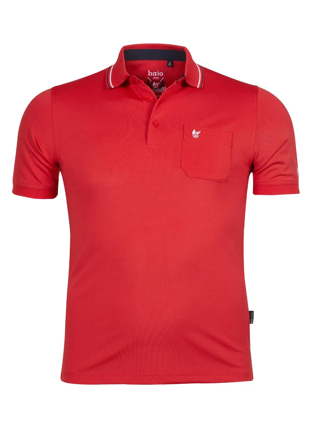 Rotes Poloshirt mit weißem Saum und Tasche, mit kleinem Logo auf der Brust.
