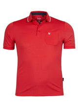 Rotes Poloshirt mit weißem Saum und Tasche, mit kleinem Logo auf der Brust.