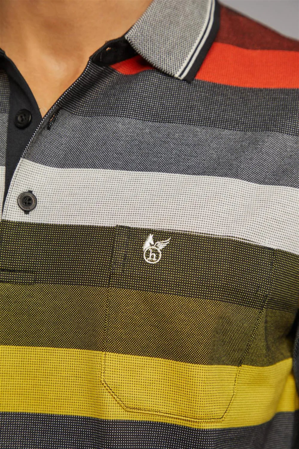 Gestreiftes Poloshirt mit schwarzen, roten, gelben und grünen Streifen.