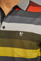 Gestreiftes Poloshirt mit schwarzen, roten, gelben und grünen Streifen.