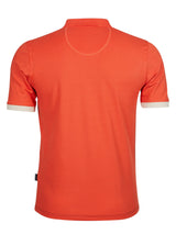 Orangefarbenes Poloshirt mit weißem Saum und Kragen, aus Baumwolle.