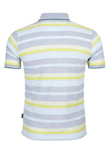 Gestreiftes Poloshirt mit kurzen Ärmeln, mit hellgrauen und gelben Streifen auf weißem Grund.