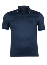 Marineblau gestreiftes Poloshirt von Hugo Boss mit kontrastierender Spitze.