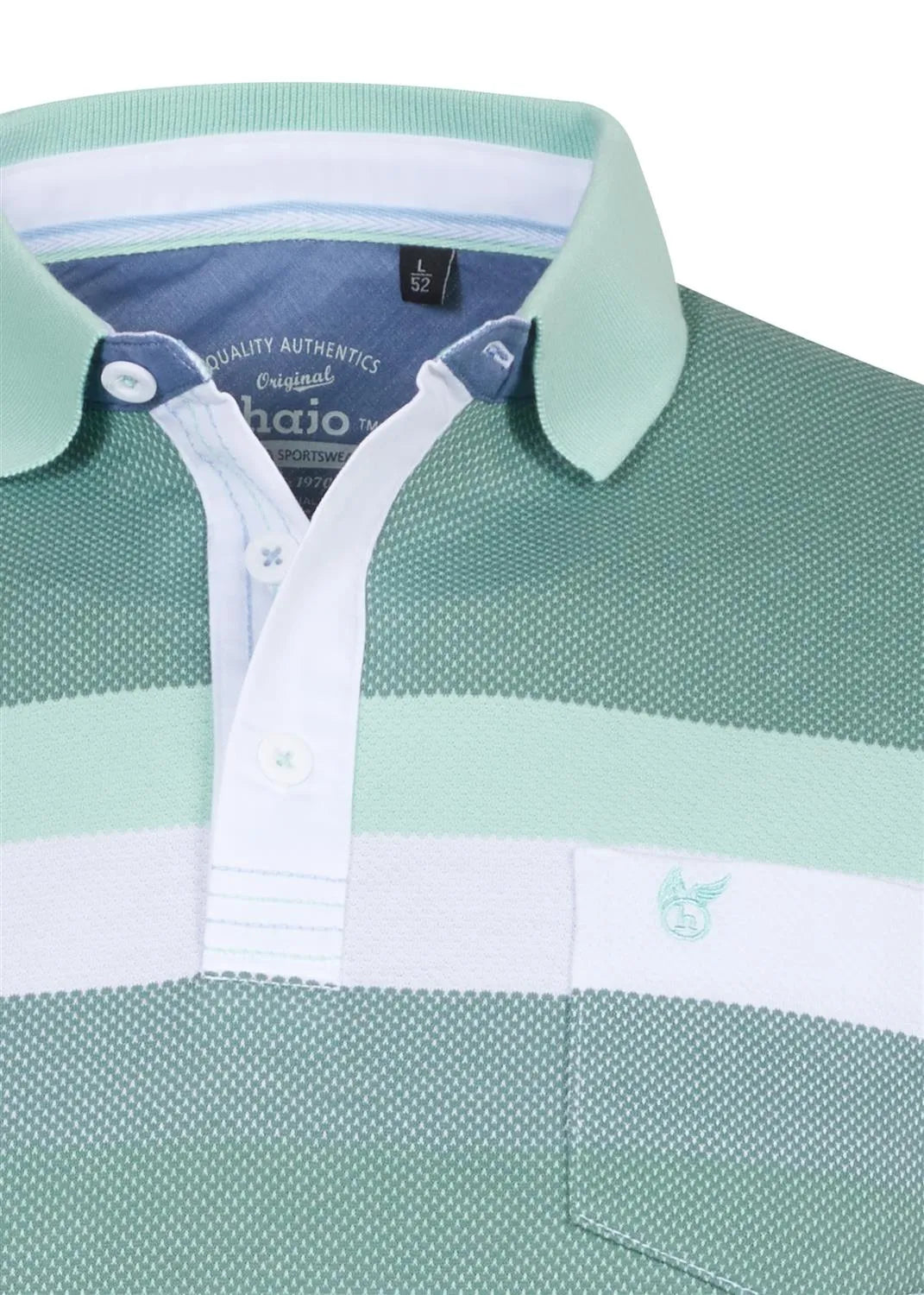 Grün-weiß gestreiftes Poloshirt mit strukturiertem Muster und Logo auf der Brust.