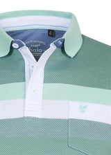 Grün-weiß gestreiftes Poloshirt mit strukturiertem Muster und Logo auf der Brust.