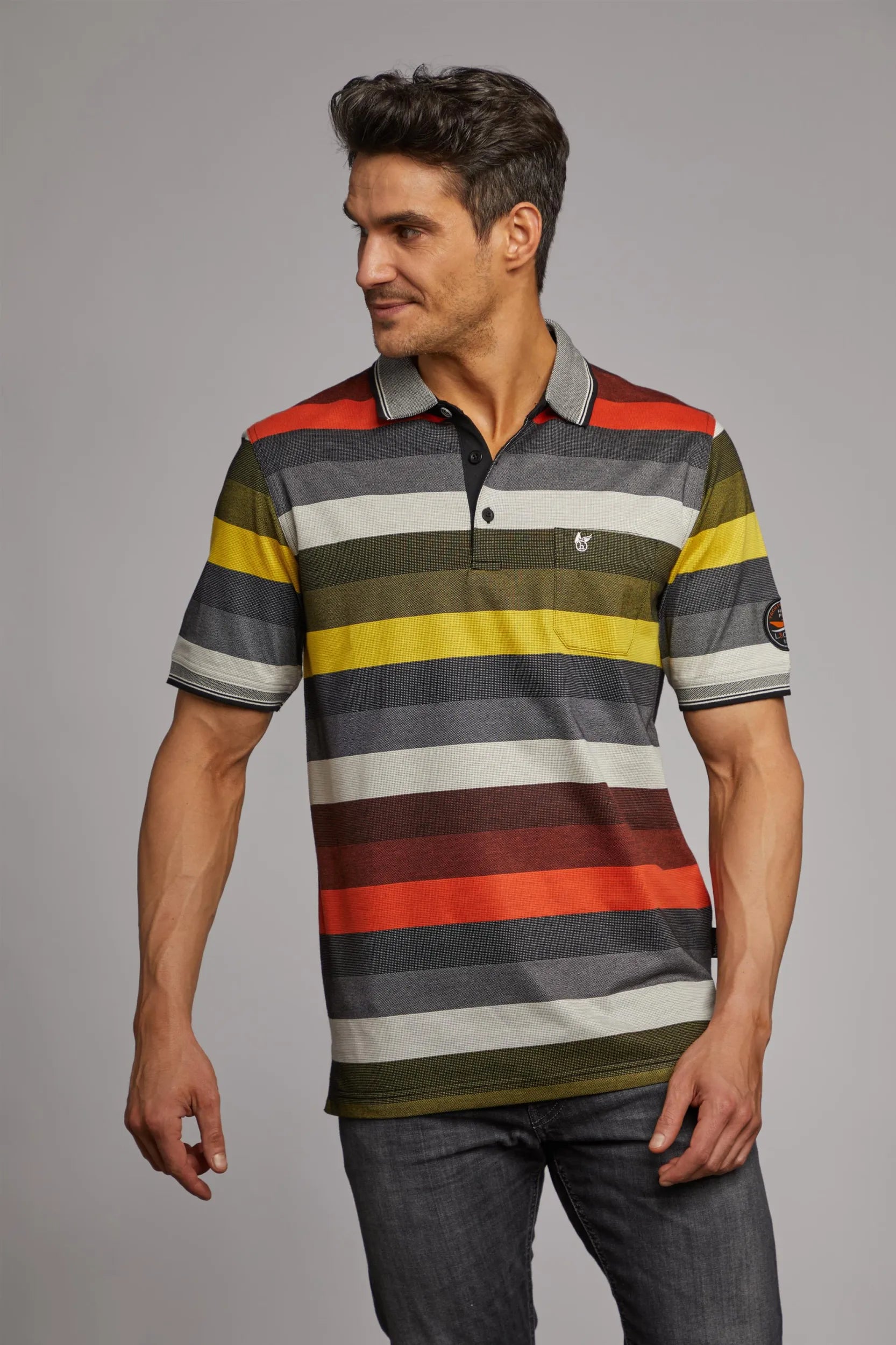 Mehrfarbig gestreiftes Poloshirt mit Kragen und kurzen Ärmeln, wahrscheinlich aus Baumwolle oder Polyestergemisch.
