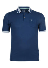 Marineblaues Poloshirt mit weißem und grauem Besatz, Taschendetails und Logo auf der linken Brust.