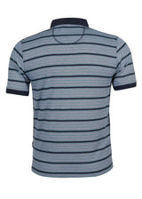 Blau-weiß gestreiftes Poloshirt mit navyfarbenen Akzenten, aus Baumwolle.