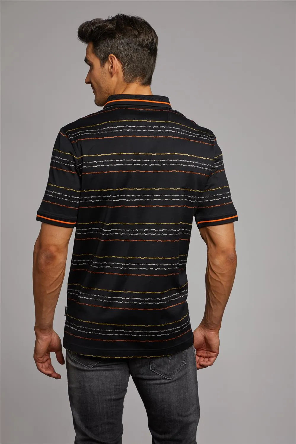 Schwarz und mehrfarbig gestreiftes Poloshirt mit orangefarbenem Besatz, aus Baumwolle.
