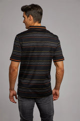 Schwarz und mehrfarbig gestreiftes Poloshirt mit orangefarbenem Besatz, aus Baumwolle.