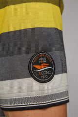 Gelb und grau gestreiftes Poloshirt mit Logoaufnäher.