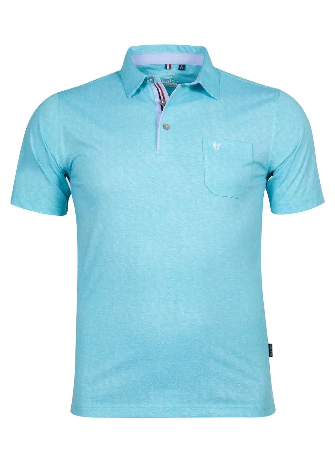Hellblaues Poloshirt mit kurzen Ärmeln und einer Tasche, mit Kragen und Knopfleiste.