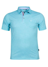 Hellblaues Poloshirt mit kurzen Ärmeln und einer Tasche, mit Kragen und Knopfleiste.