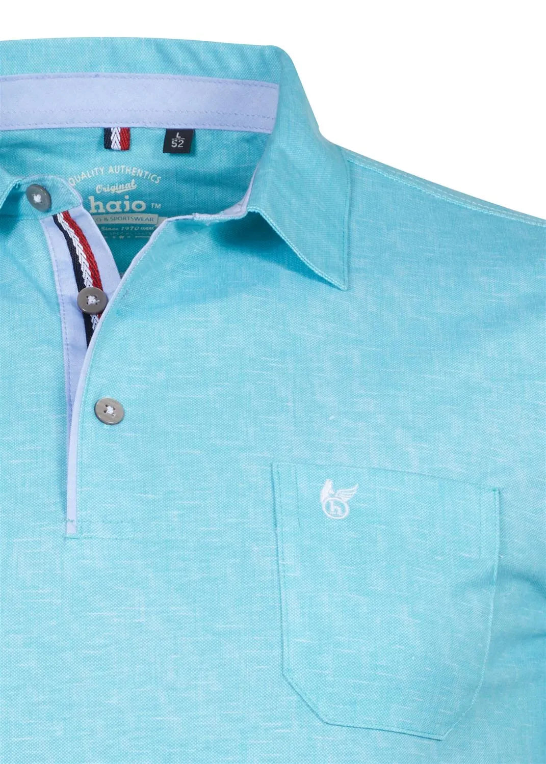 Türkisfarbenes Poloshirt mit weißem Saum und Tasche, mit kleinem Vogel-Logo.