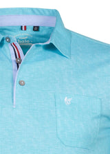 Türkisfarbenes Poloshirt mit weißem Saum und Tasche, mit kleinem Vogel-Logo.