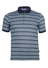 Blau-weiß gestreiftes Poloshirt mit navyfarbenen Akzenten, aus Baumwolle.