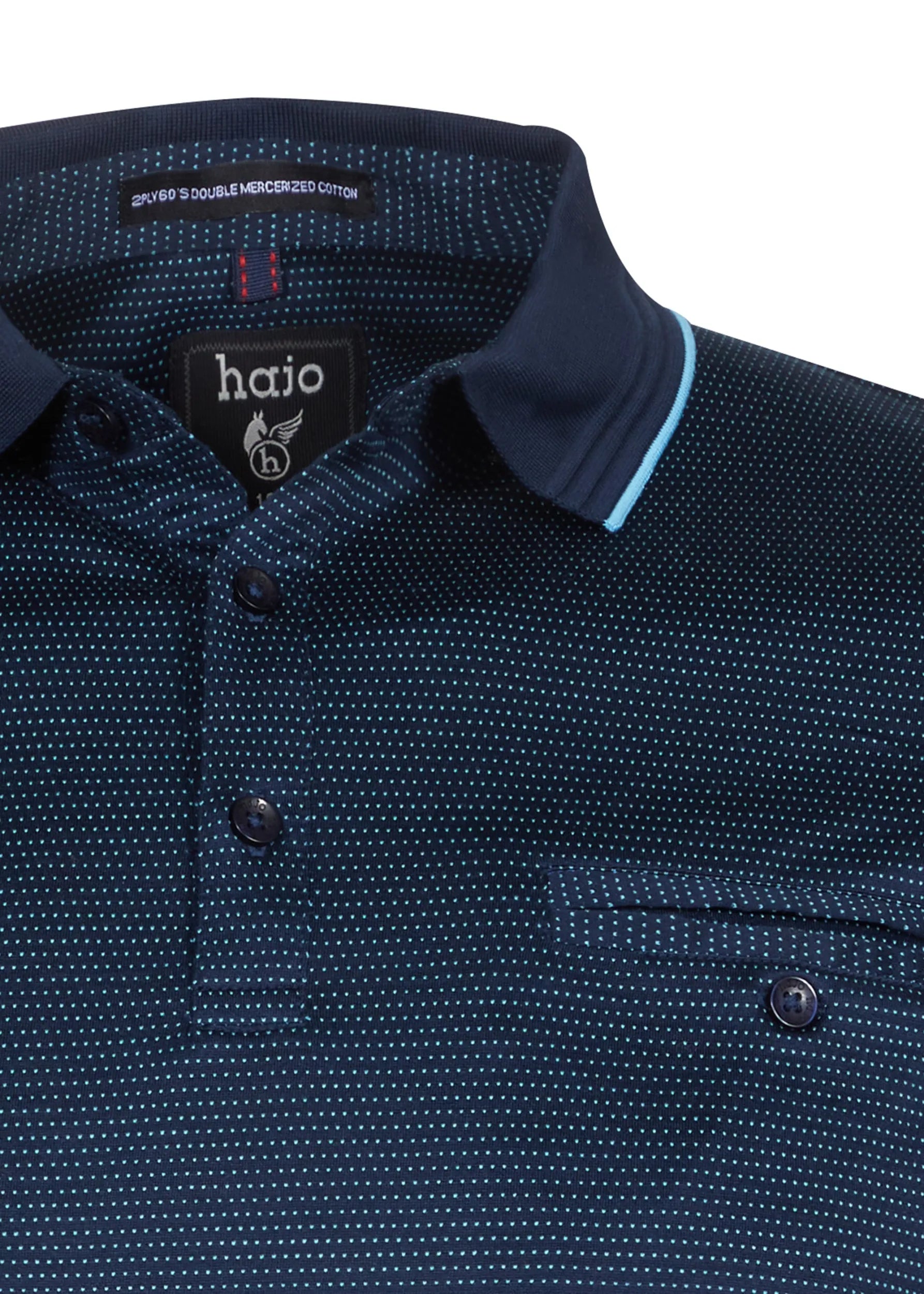 Marineblaues Poloshirt mit kleinen weißen Punkten und hellblauem Saum, aus Baumwolle.