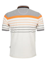 Weißes Poloshirt mit orangefarbenen und grauen Streifen, kurzen Ärmeln, Kragen und gerippten Abschlüssen.