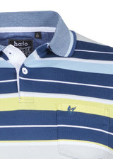Blau-gelb gestreiftes Poloshirt mit weißen Akzenten, aus Baumwolle.