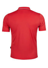 Rotes Polohemd mit weißem Saum und Kragen, wahrscheinlich aus Baumwolle oder einem Polyestergemisch.