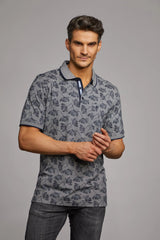 Blaues geblümtes Poloshirt mit weißem Besatz und Kragen, aus Baumwolle.