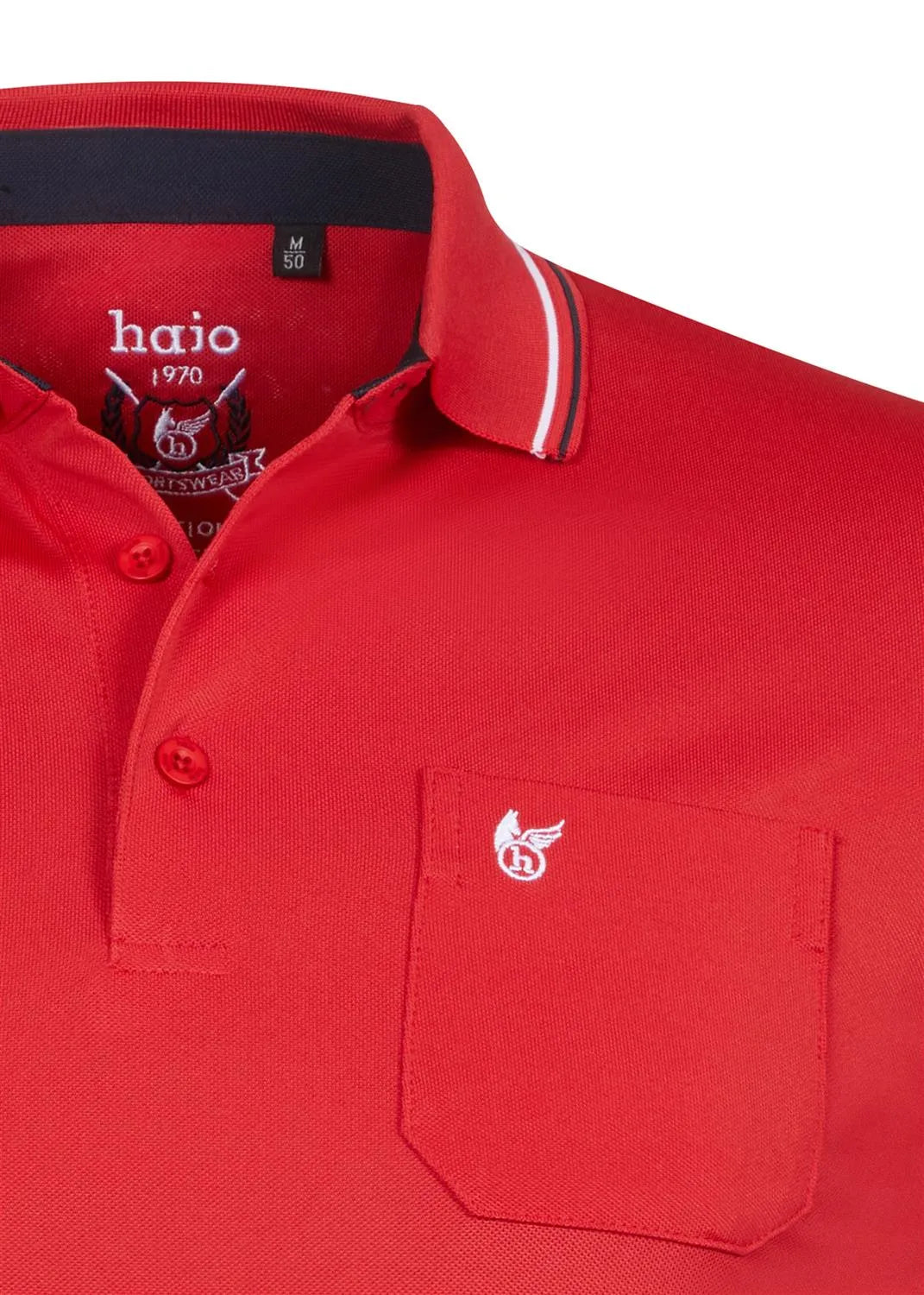 Rotes Poloshirt mit weißem Logo und marineblauem Saum, aus Baumwolle.