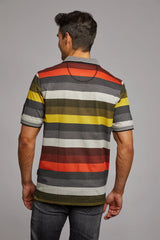 Gestreiftes Kurzarm-T-Shirt mit leuchtenden Farben und lässigem Design.