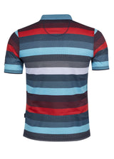 Gestreiftes Poloshirt mit roten, blauen und grauen Streifen auf dunklem Grund.