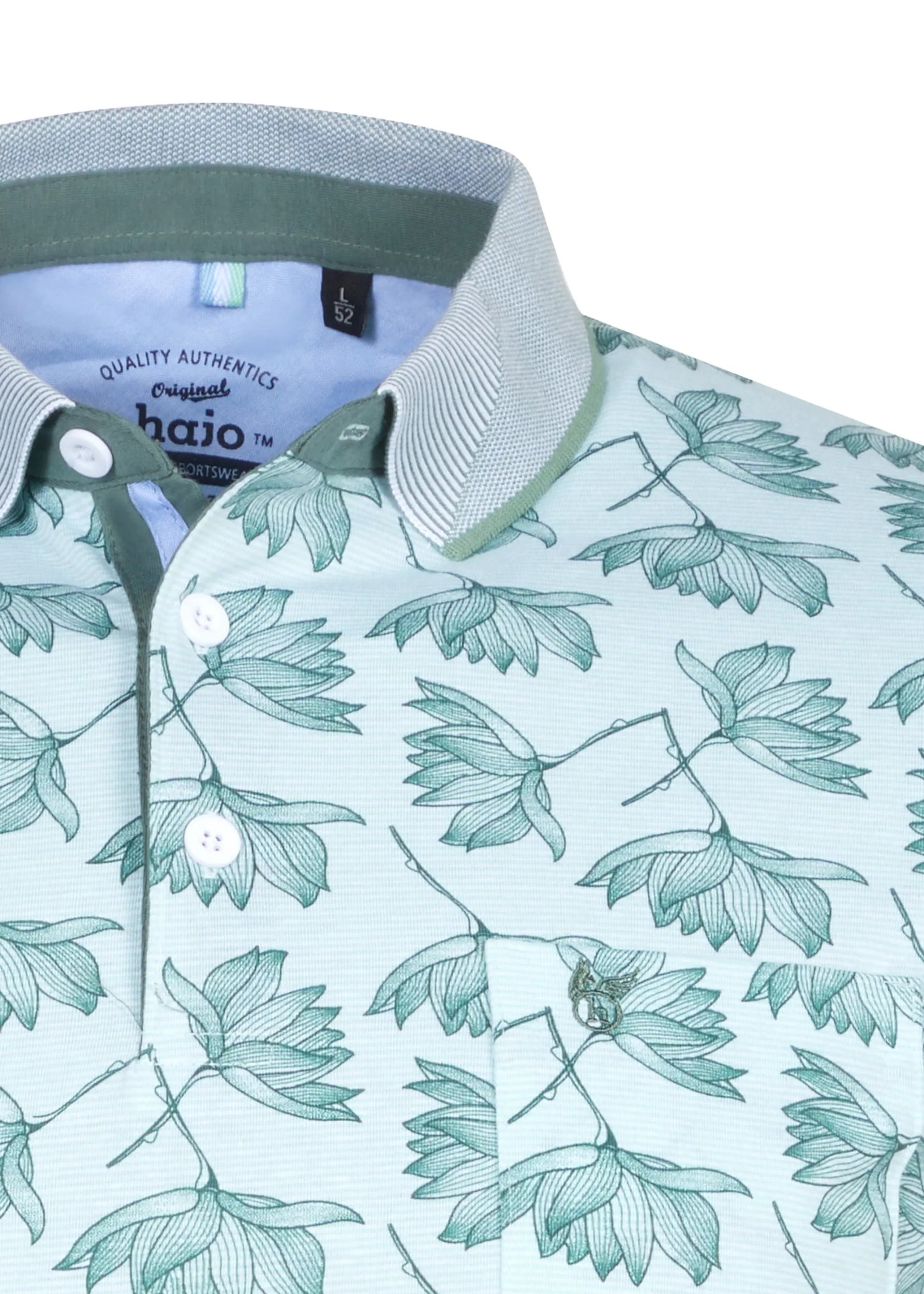 Grünes Poloshirt mit Blumendruck, Button-Down-Kragen und Kontrastnähten.