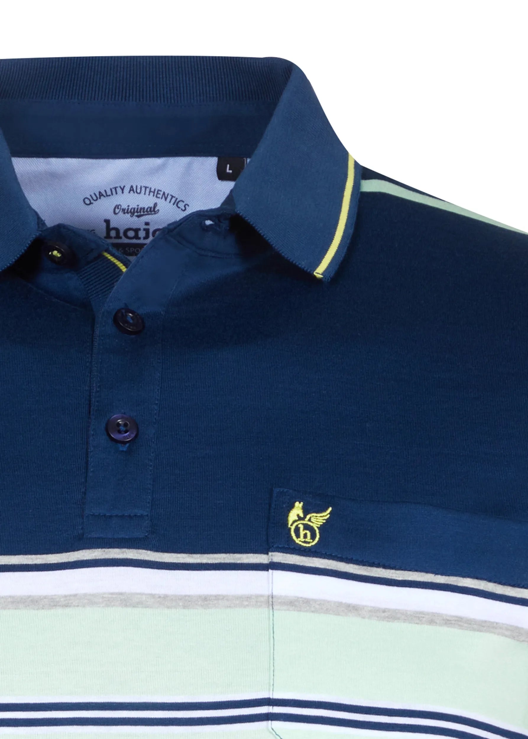 Marineblau und hellgrün gestreiftes Poloshirt mit gelbem Besatz und Logo auf der Brust.