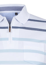 Weiß und hellblau gestreiftes Poloshirt mit halbem Reißverschlusskragen, aus Baumwolle.
