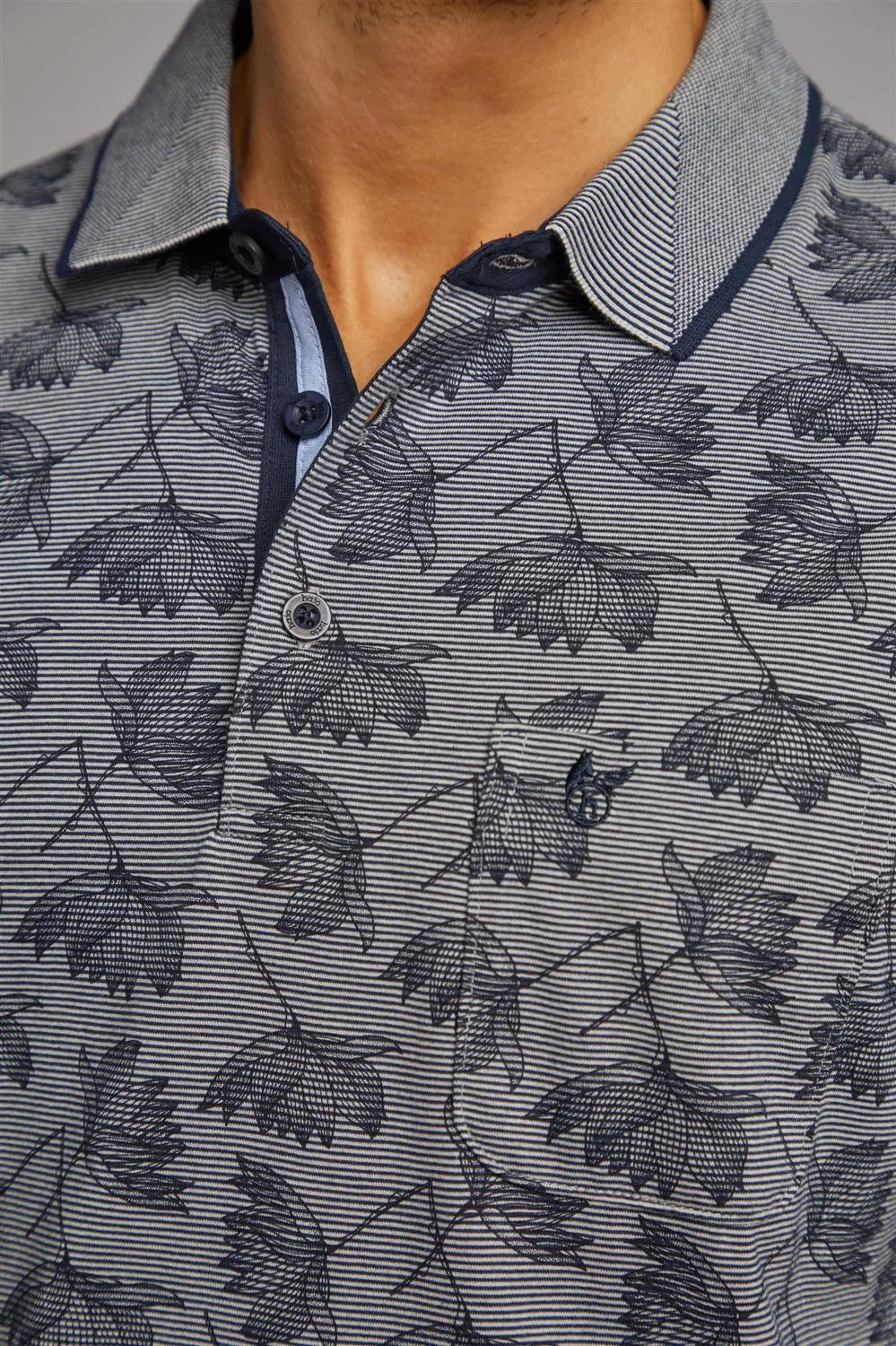 Marineblau und grau gestreiftes Poloshirt mit Blumenmuster, Button-down-Kragen, kurze Ärmel.