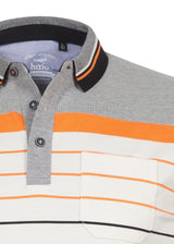 Grau und orange gestreiftes Poloshirt mit schwarzem Kragen, Tasche und Knöpfen.