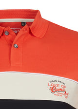 Orangefarbenes Poloshirt mit weißen und schwarzen Streifen, aufgesticktes Motiv ’Comer See’.