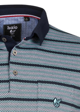 Blau-weiß gestreiftes Poloshirt mit marineblauem Kragen, Knöpfen und Zierleisten.