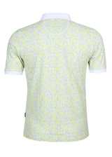Hellgrünes Poloshirt mit weißem Kragen und Manschetten, mit einem kreisförmigen Muster.