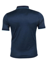 Marineblaues Poloshirt mit kurzen Ärmeln und Streifenmuster, mit Kontrastnähten am Kragen.